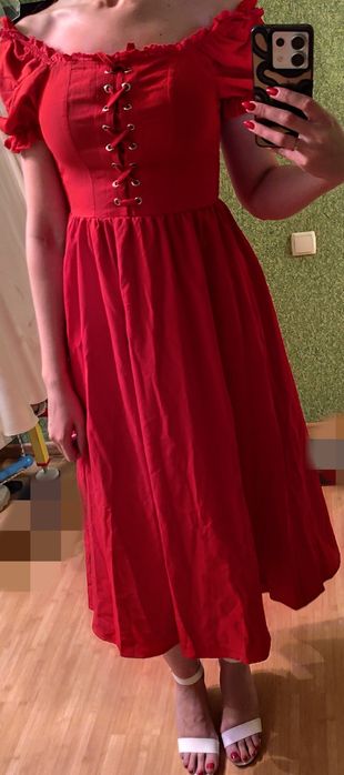 Нова червона сукня
