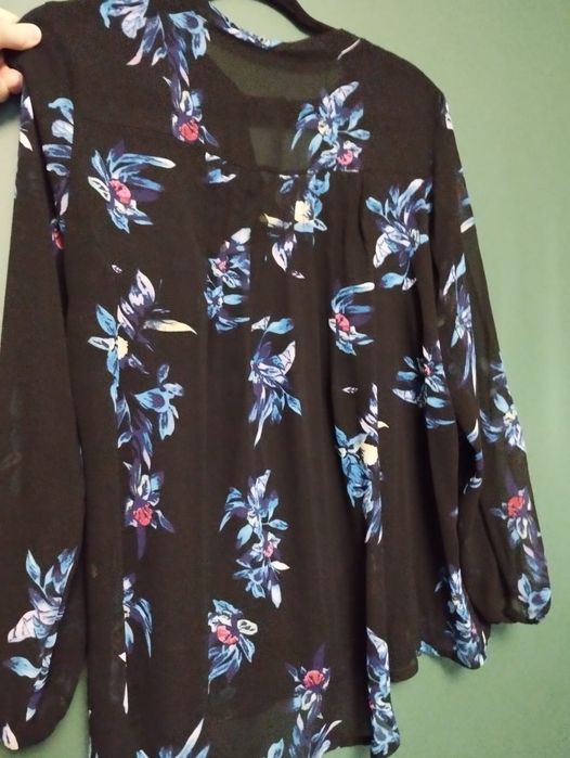 Elegancka czarna bluzka w kwiaty