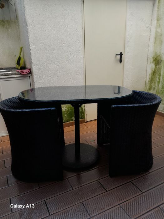 Conjunto de exterior mesa oval e 2 cadeiras (sem vidro) que encaixam
