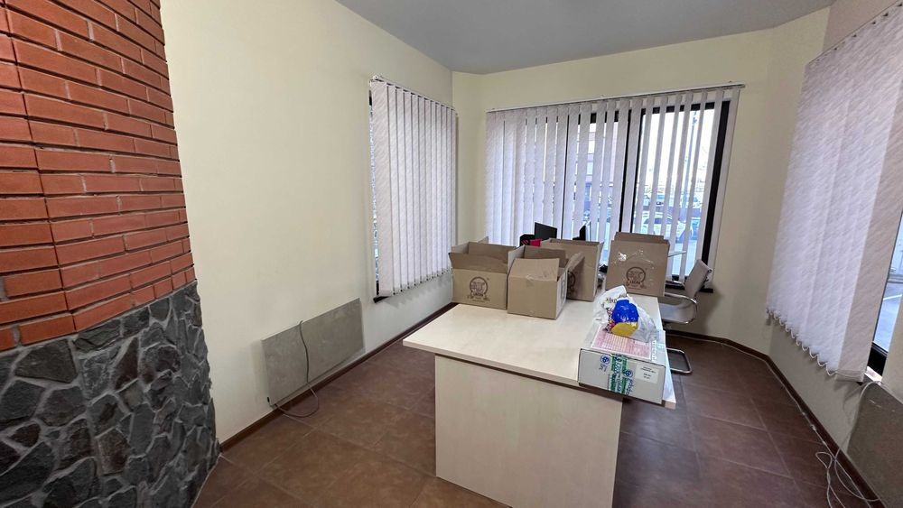 Продаж фасадного приміщення вільного призначення Зарічанська