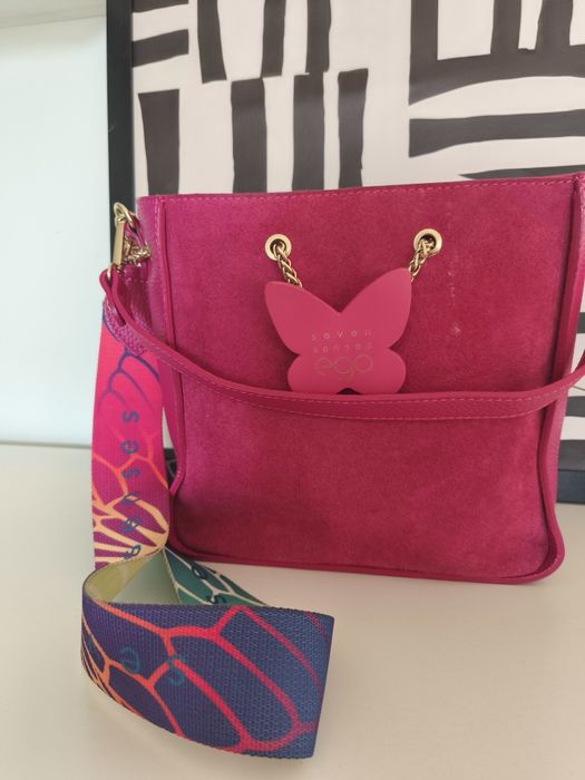 Zamszowa torebka EGO z motylem fuksja