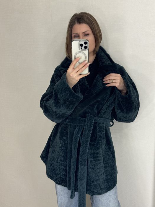 Шуба класика  английский вороиник цвет изумруд мутоновая шубка автолед