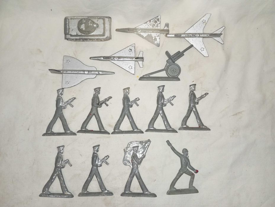 Игрушки детские оловянные солдатики, самолетики танк одним лотом