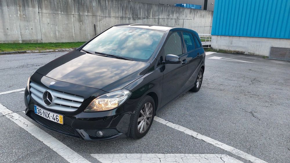 Mercecedes-Benz -  Classe B 180 - Caixa automática