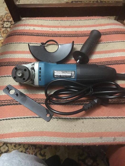 Угловая шлифмашина Makita GA 4030