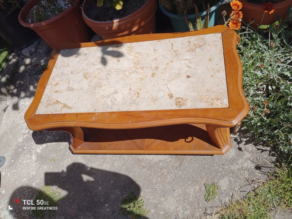 Mesa de centro muito antiga em mogno com pedra mármore. O preço não é negociável