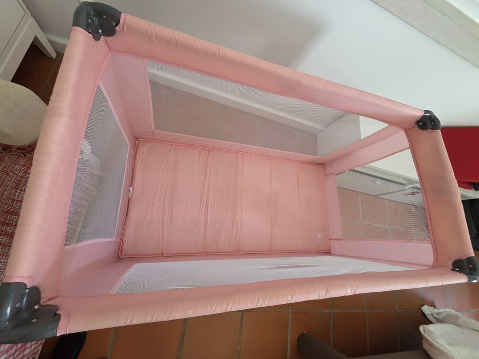 Cama/berço de bebé transportável, com colchão .