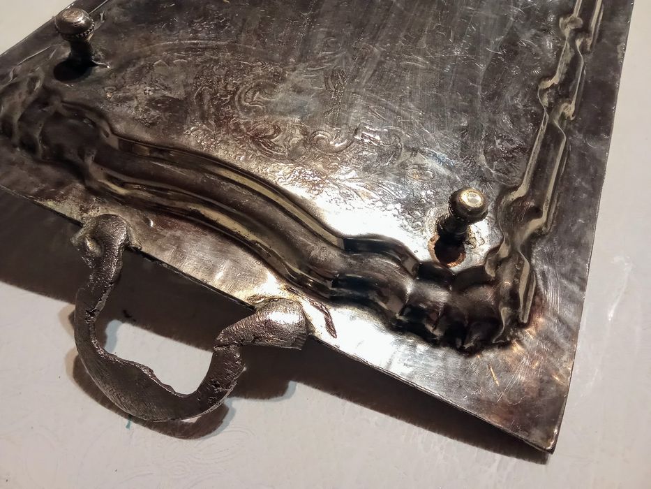 Bandeja banhada a prata, desenhada a mão