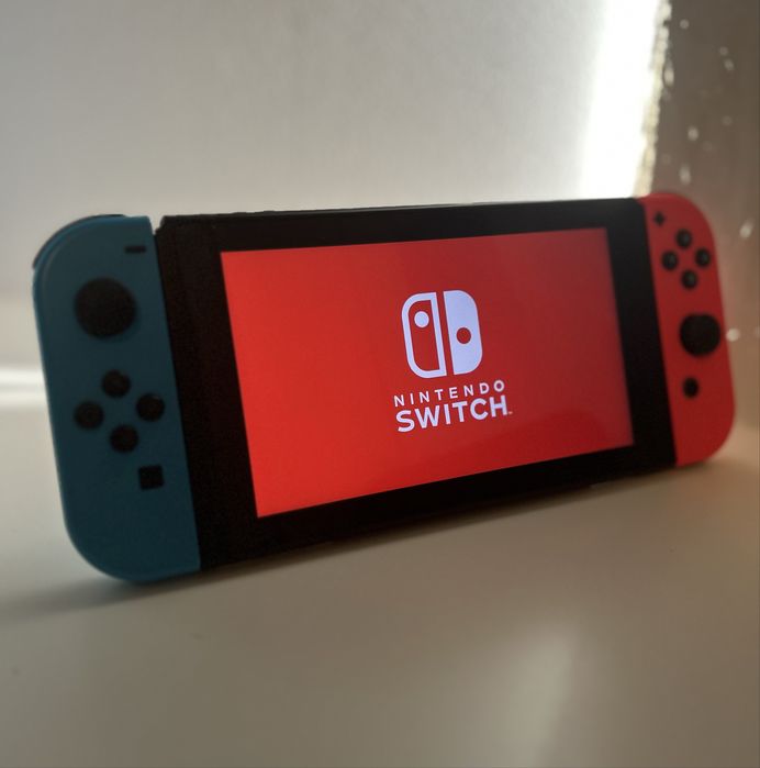 Nintendo Switch com minecraft, super mario wonder e caixa de transporte