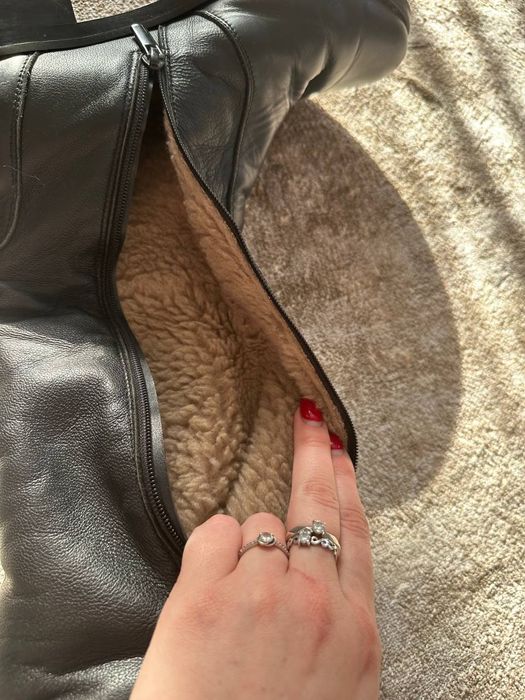 Продаються високі черевики