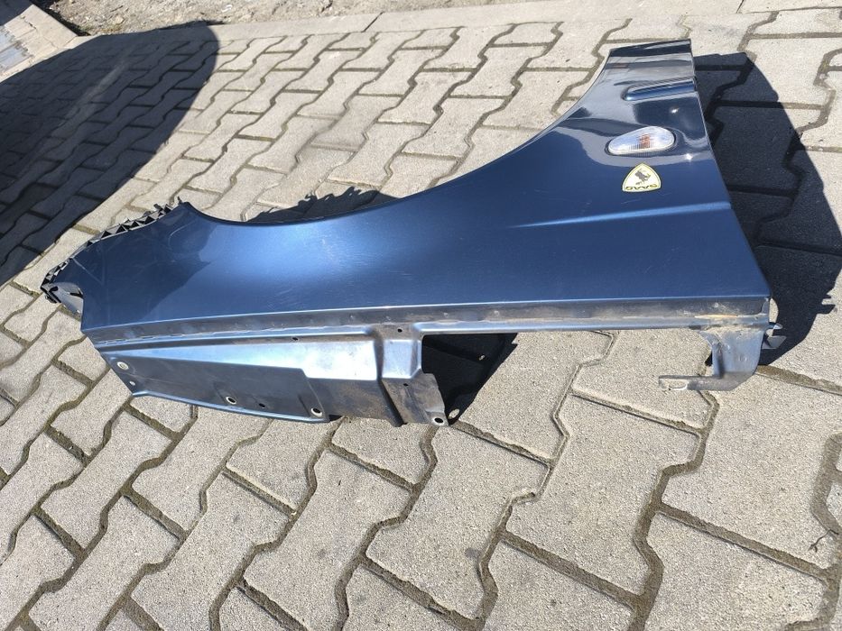 Błotnik prawy przód Saab 95 lift niebieski lakier 300 klapa bagażnika