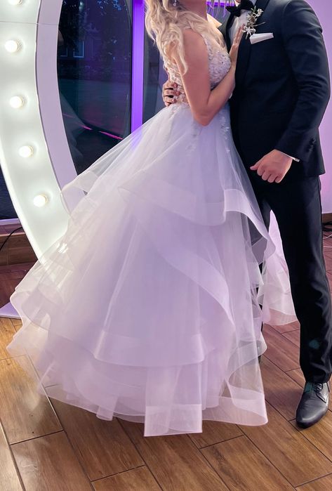 Piękna, błyszcząca, biała suknia ślubna