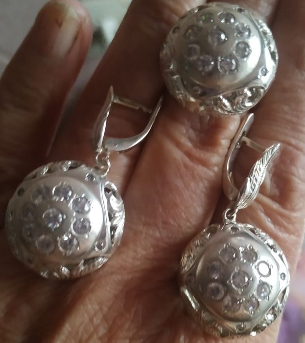 Комплект срібних сережок і перстня.