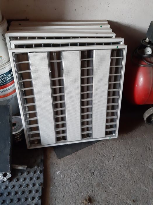 Lampy sufitowe kasetony podwieszane. Oświetlenie warsztatu garażu.