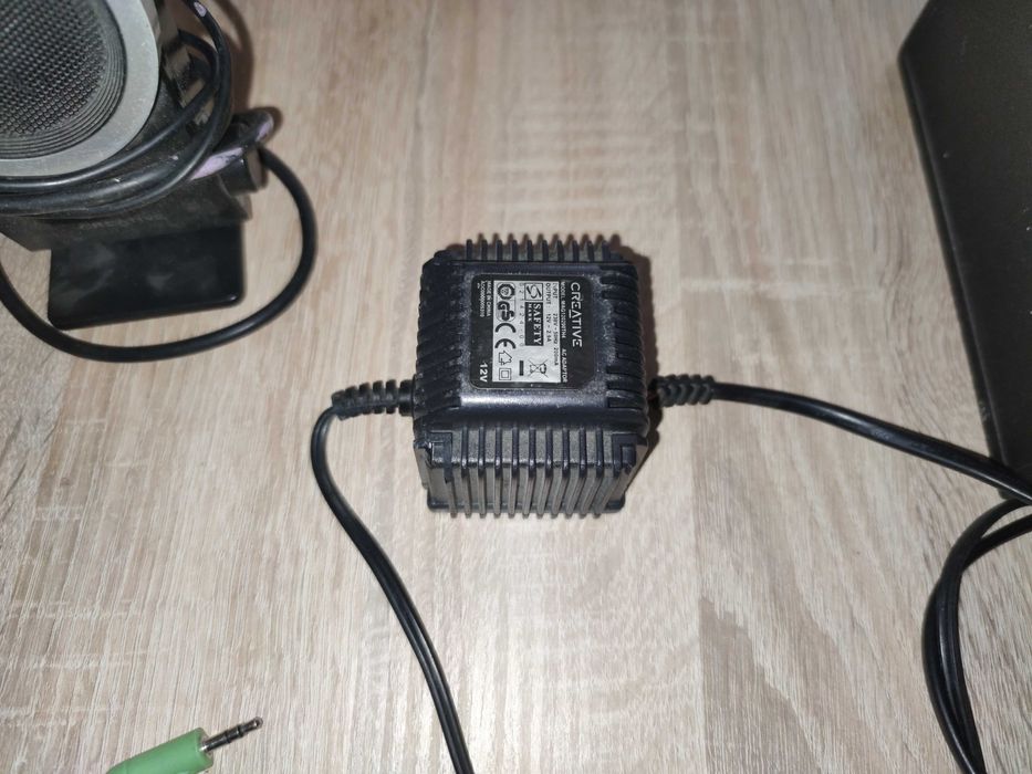 Subwoofer bas tuba z głośnikami i kablami