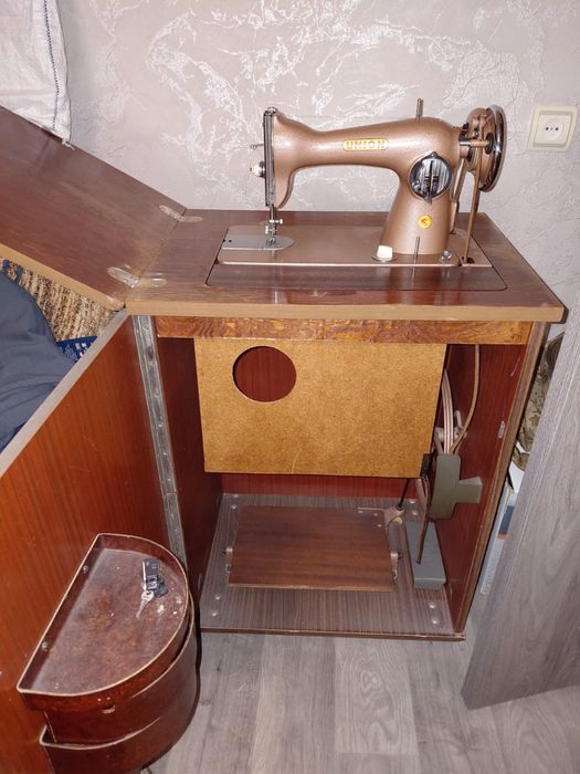 Продам швейну машинку