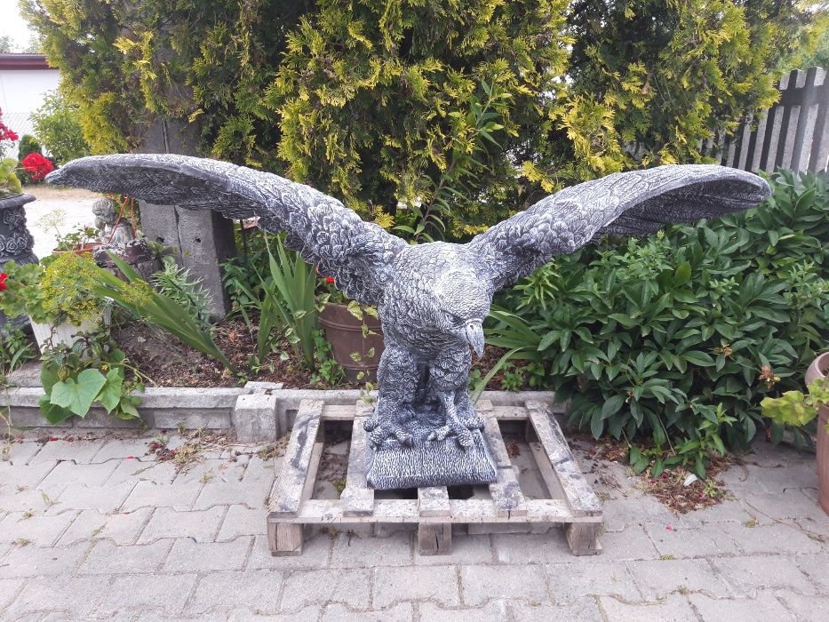 figura orła betonowego