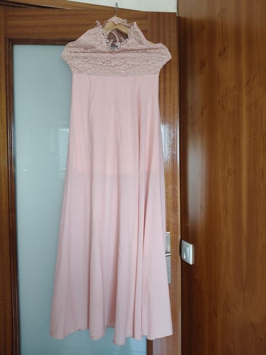 Vendo vestidos de cerimónia.