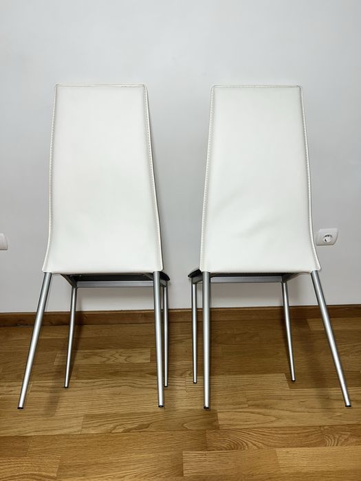 Duas cadeiras de sala de jantar