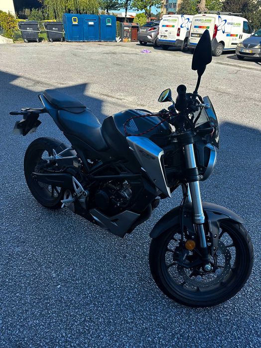 Honda CB125R 13700 km (Casaco, capacete e luvas)