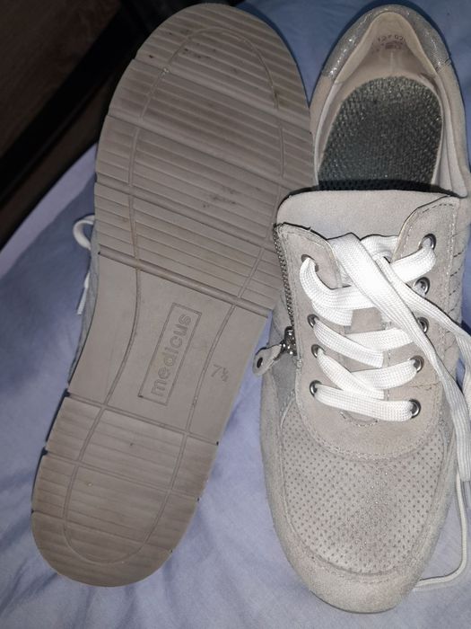 Жіночі  туфлі  великого  розміру