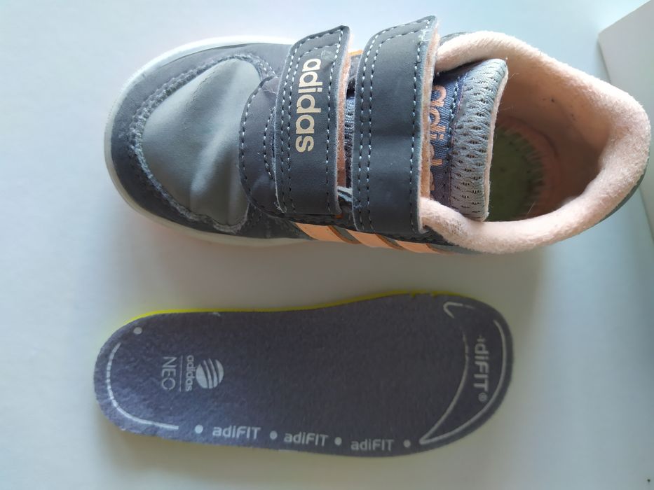 Skechers  unicórnio e Adidas neo TAM 22