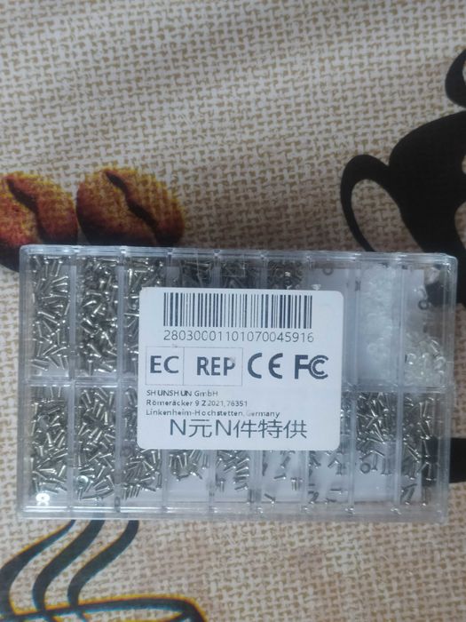 Набор миниатюрных винтиков, гаек.