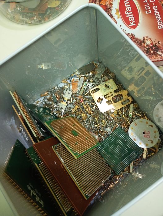 Продам позолоту з мікросхем та радіо деталі  ціна договірна