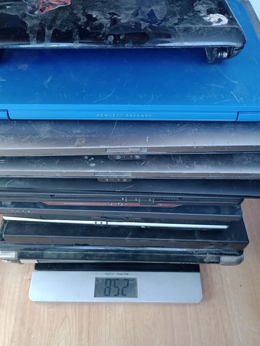 Zestaw 12 laptopów, jako uszkodzone.