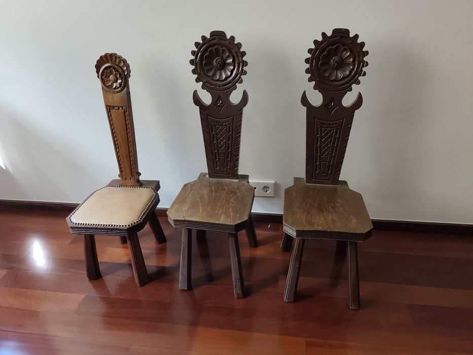 Trio de cadeiras antigas em madeira entalhada