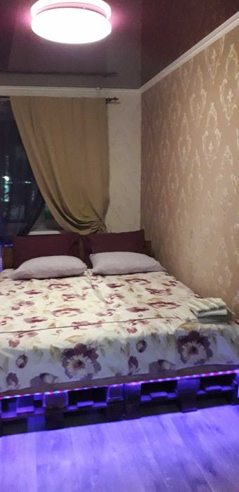 Сдаю  посуточно 2  квартиру люкс 2 этаж Дружбы Народов