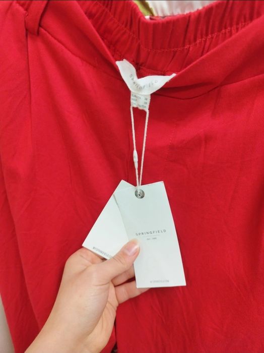 Spodnie materialoee z bialym paskiem NOWE