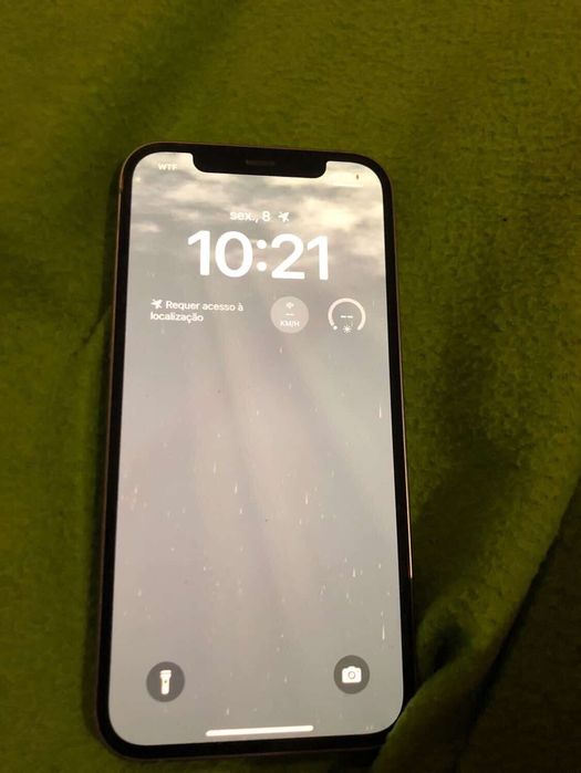 iPhone 12, em ótimo estado