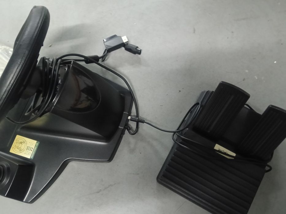 Volante e pedais consola