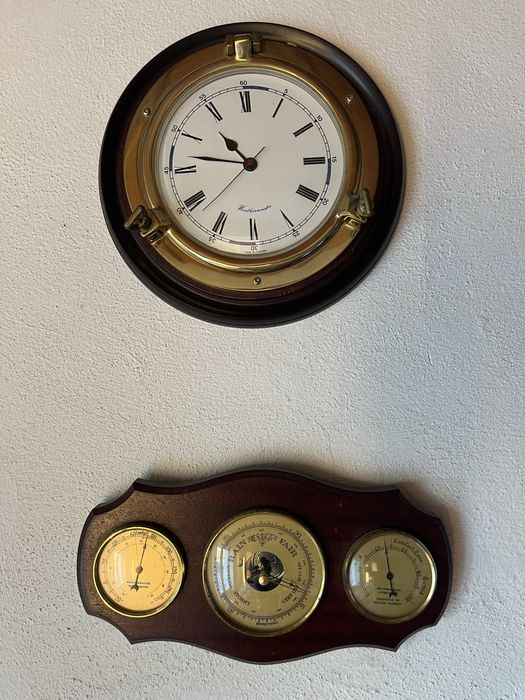 Relogio de parede e instrumentos meteriológicos