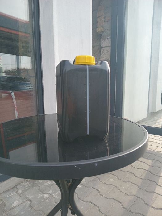 Каністри поліпропіленовів ідеальному стані( 20,5 літрів)