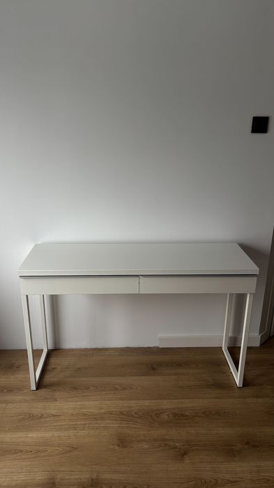 Białe biurko IKEA