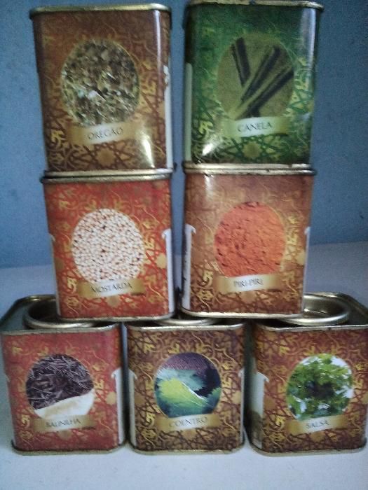 latas em metal vintage.