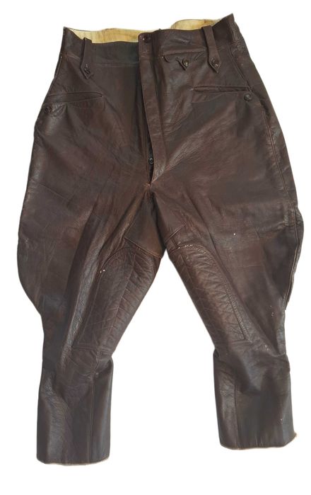 Przedwojenne gogle i spodnie motocyklowe.