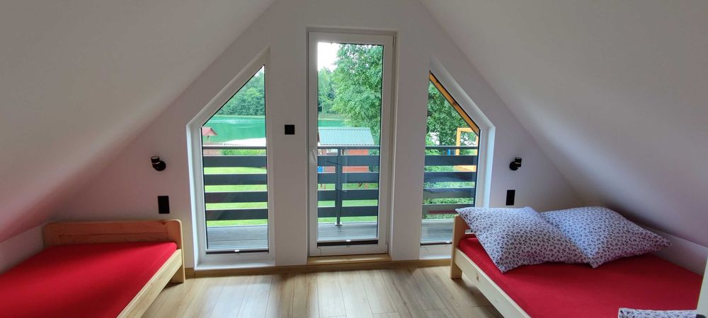 Biały Domek nad jeziorem Serwy z własną linią brzegową