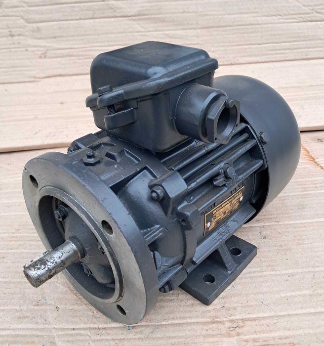 Двигун 127 / 220 в 0.7 кВт 3000 ОБ/хв (Электродвигатель, Двигатель)