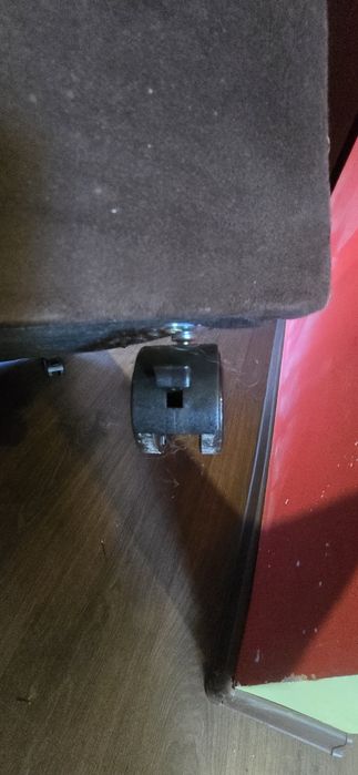 Pufa brązowa podnóżek