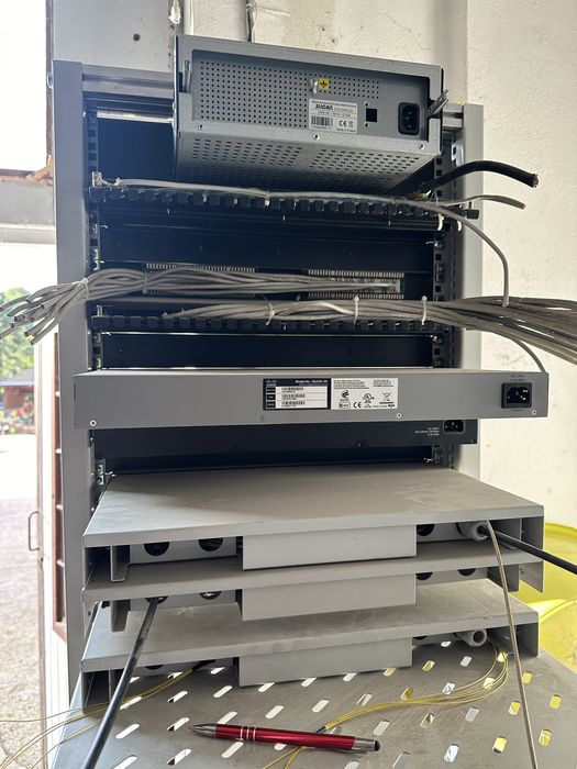 Regał + switch cisco + zyxel Gs1100 sg200-26 + inne