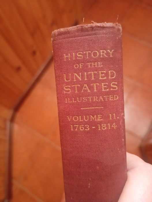 Livros antigos de diversas temáticas (estante não incluída)