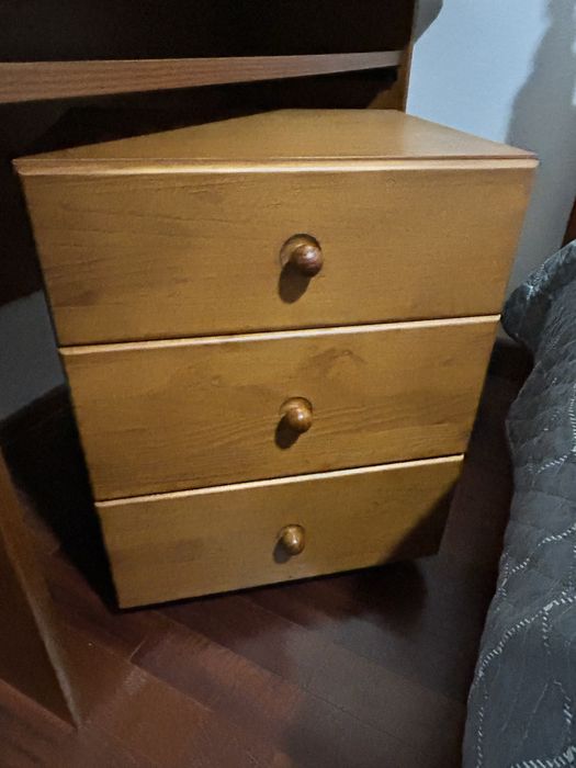 Secretária de madeira com modulo de gavetas e banco