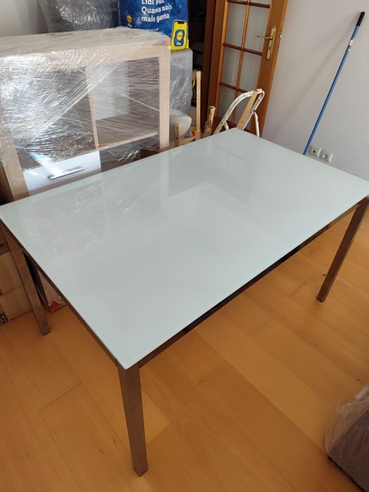 Mesa de Jantar com Tampo em Vidro Temperado – 135x85x75 cm