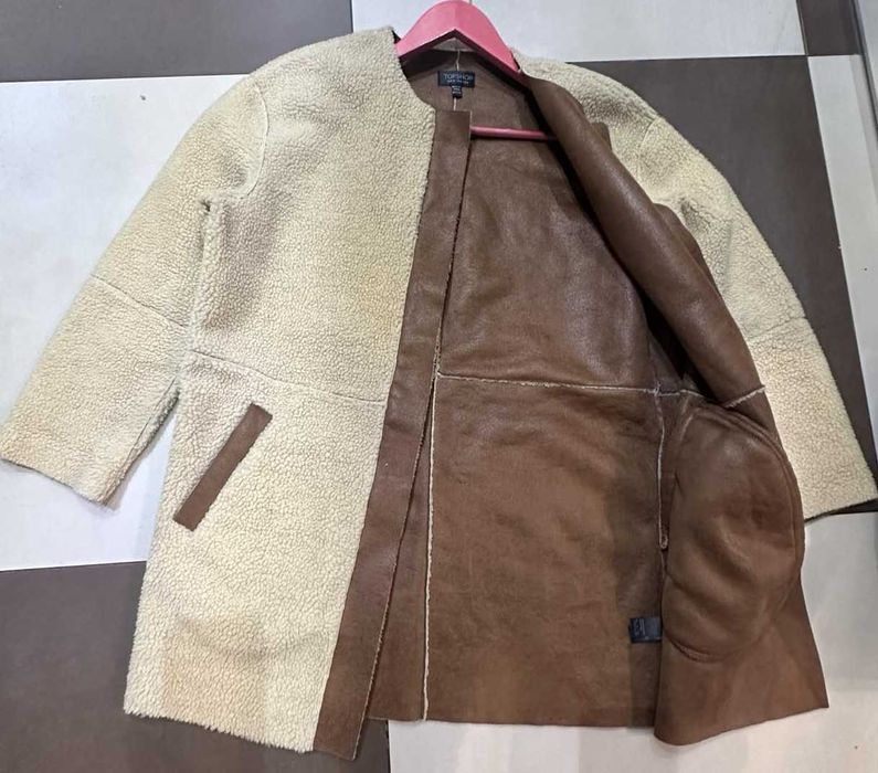 Beżowy damski płaszcz ze sztucznego futerka Topshop