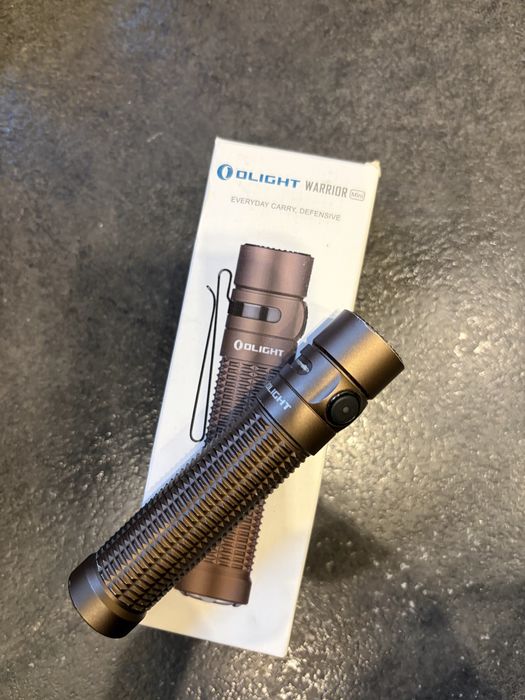 Latarka Olight warrior komplet kartonik ładowarka bezprzewodowa