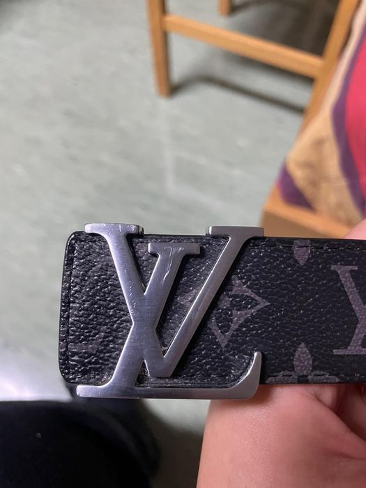 Vende se cinto da LV pois não lhe dou uso , ótimo estado e a bom preço