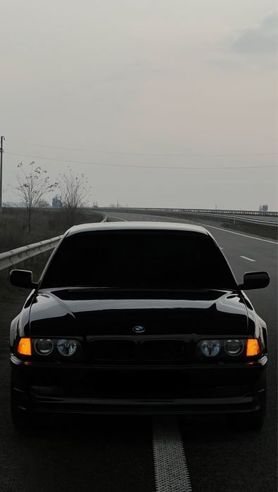 BMW 740i E38, мотор 4.4 V8